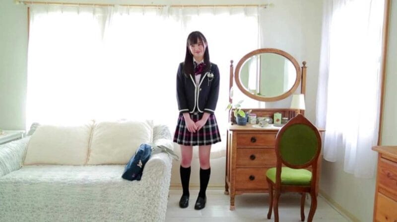 山崎水愛 ミニスカ制服